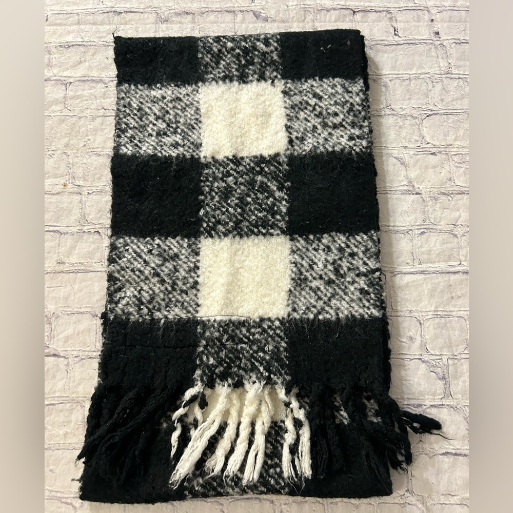 VICTORIA’S SECRET CHUNKY PLAID BLACK AND WHITE WITH FRINGE OVERSIZED SCARF